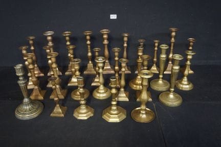 30 antike Kerzenleuchter aus Kupfer