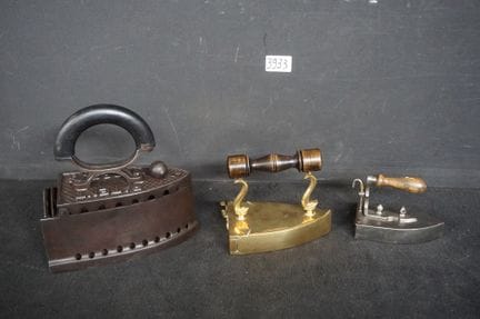 3 assorted antique irons - L: 13 to 21 cm