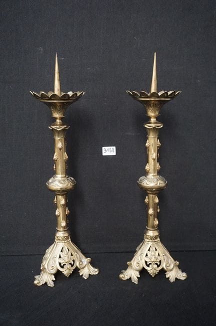 2 grandes candelabros neogóticos de bronce —hacia 