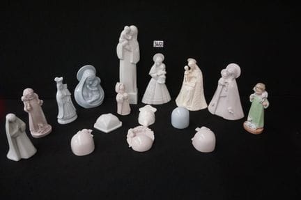 ca. 16 religiöse Gegenstände aus Porzellan – Art-D