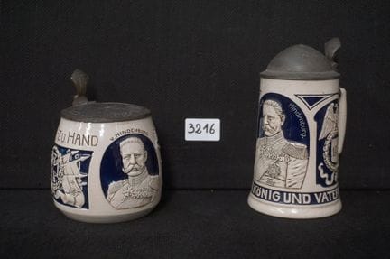 2 deutsche Bierkrüge aus Steingut aus dem Ersten W