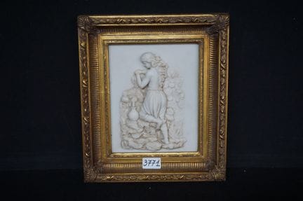 vergoldeter Rahmen mit Flachrelief – „Frau mit Kru