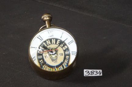 Dekorative Tischuhr mit gewölbtem Glas – in Form e