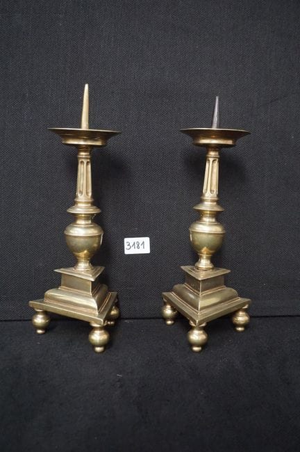 2 candelabros de altar de bronce —con base triangu