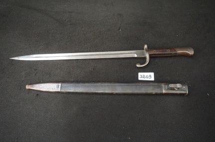 Bajonett in der Scheide – L: 53 cm