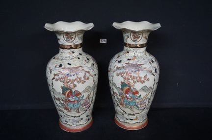 2 Porzellanvasen – Satsuma-Stil – verziert mit ein