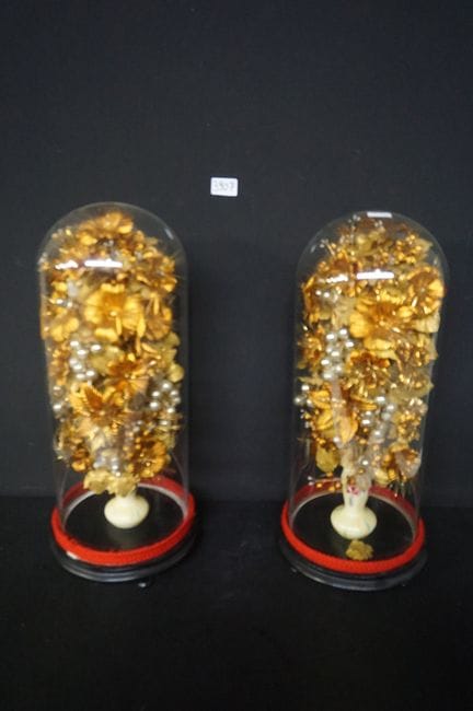 2 glass domes with gold-plated artificial flowers 