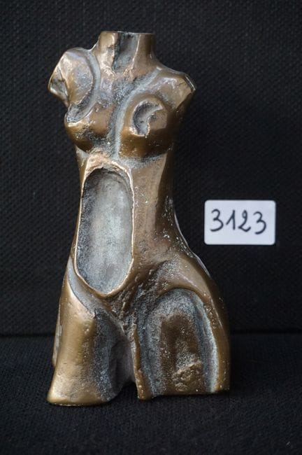 Escultura moderna en bronce de un torso femenino -