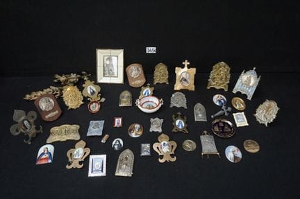 Schönes „Lot Religiosa“ – darunter: Porzellanmedai