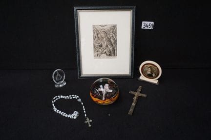 Religiöse Gegenstände – darunter: Briefbeschwerer,