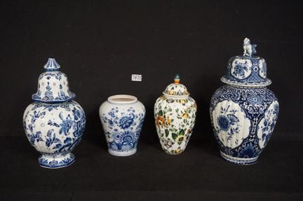 DELFT – 4 verschiedene Vasen – H: 20 bis 44 cm