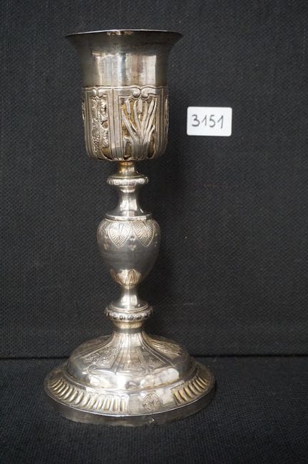 Precioso cáliz antiguo de plata, decorado en relie