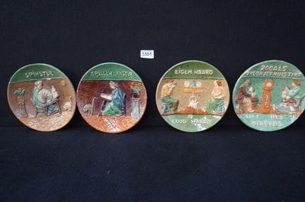 4 verschiedene Teller mit flämischen Sprüchen – fl
