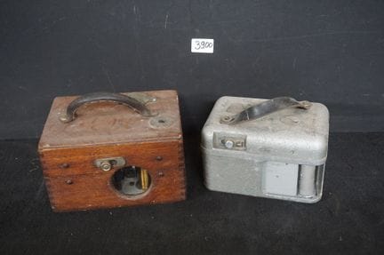 2 antike Taubenglocken – mit der Aufschrift „CONST