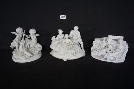 3-teilige monochrome Gruppe aus Biskuitporzellan –