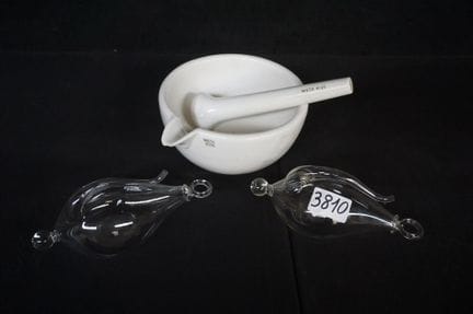 2 antike Wasserbarometer (H: 18 cm) + Mörser mit S