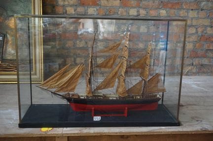 Wunderschönes, detailreiches Schiffsmodell in eine