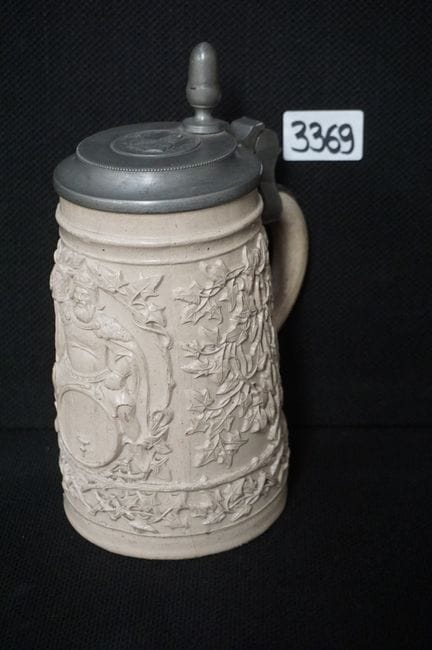 Antiker deutscher Bierkrug mit Deckel – aus Steing