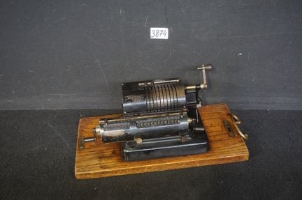 WALTHER – alter mechanischer Taschenrechner – auf 