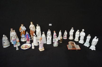 ca. 26 religiöse Gegenstände – darunter 24 Porzell