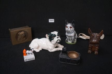 lot d'objets représentant des bouledogues français