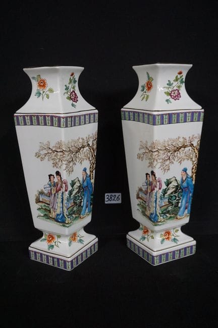 2 Porzellanvasen mit chinesischem Dekor – H: 41 cm