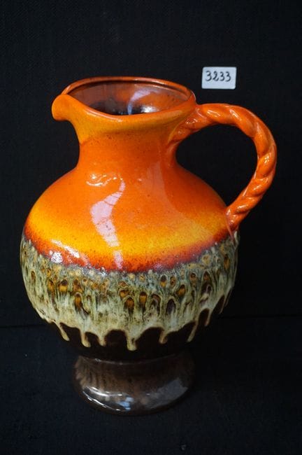 Vintage-Krug aus „FAT LAVA“-Keramik – H: 36 cm