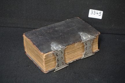 Bibel aus dem 19. Jahrhundert mit zwei silbernen V