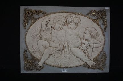 schönes Flachrelief aus Gips – verziert mit spiele