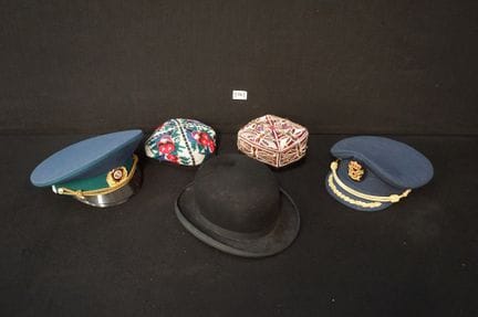 2 gorras de oficial y 1 sombrero de copa + 2 tocad