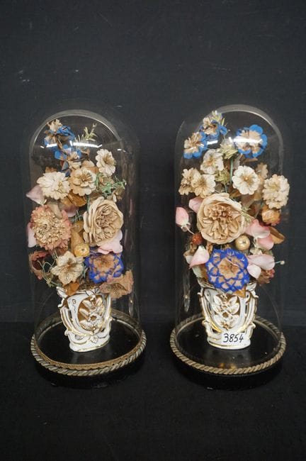 2 Glasglocken mit „Vieux Bruxelles“-Vasen – Höhe d