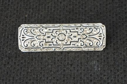 Art-Déco-Brosche aus versilbertem Metall – verzier