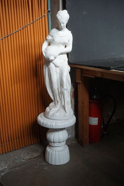 Große Gipsfigur mit Sockel – im klassischen Stil –
