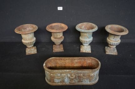 Schöne Garten-Dekoration aus Gusseisen – bestehend