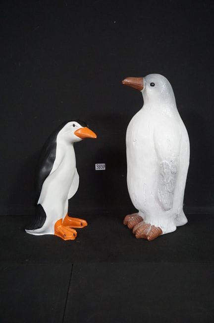 2 Pinguine – 1 aus Gips und 1 aus Kunstharz – H: 4