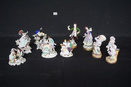 Verschiedene Porzellanfiguren – darunter: SITZENDO