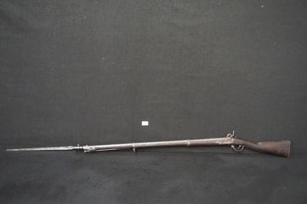 Antikes Gewehr mit Bajonett – L: 185 cm