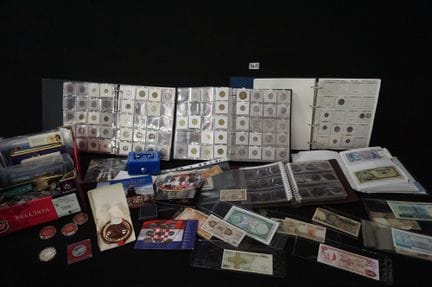 eine Partie Banknoten und Münzen