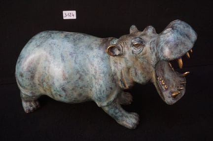 Bonito hipopótamo de bronce con pátina verde —con 