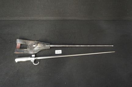 Bajonett in der Scheide – L: 65 cm