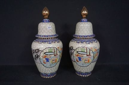 2 große asiatische Porzellanvasen mit Deckel – mit