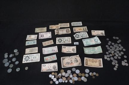 eine Reihe alter Banknoten und Münzen