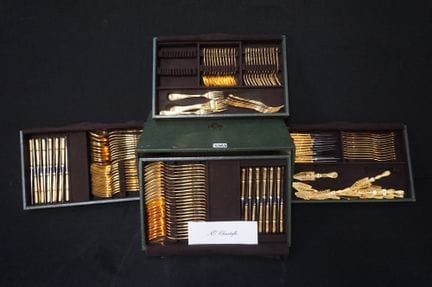 Besteckkoffer aus vergoldetem Metall – darunter 6 