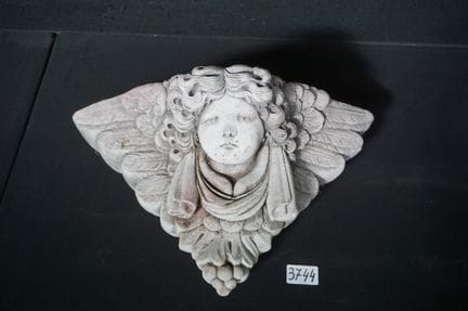 Hängekonsole aus Beton – verziert mit einem Cherub