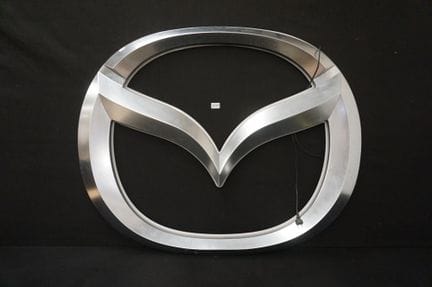 große beleuchtete Plakatwand der Automarke MAZDA -
