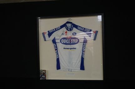 Rahmen mit einem signierten Radtrikot von TOM BOON