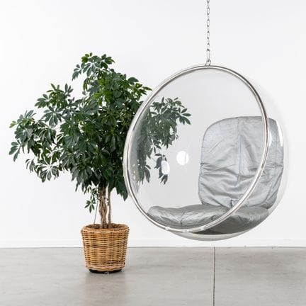 Eero Aarnio (1932) “Bubble Chair”. Acrilico, pelle