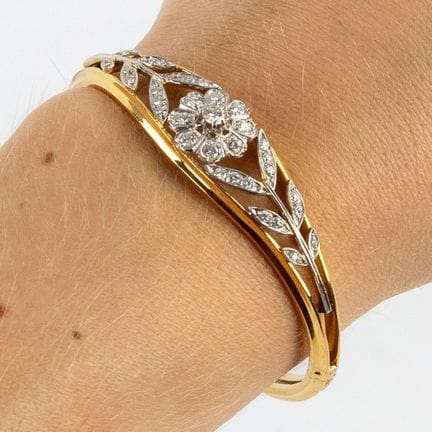 Un bracciale d’epoca in oro giallo 18 carati con d