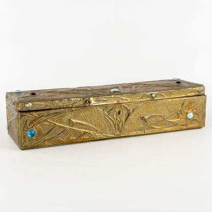 Portagioie in ottone repoussé con cabochon, nello 