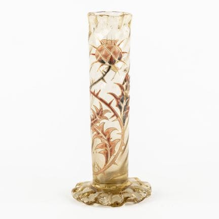埃米尔·加莱（Émile Gallé，1846–1904）《饰有蓟花图案的单花瓶》，珐琅玻璃，新艺术
